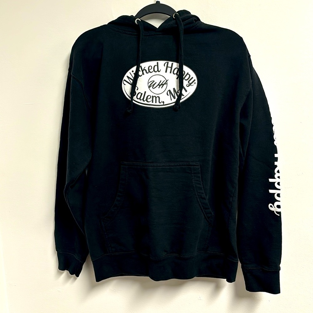 Wicked Happy Salem, Massachusetts black hoodie Size M